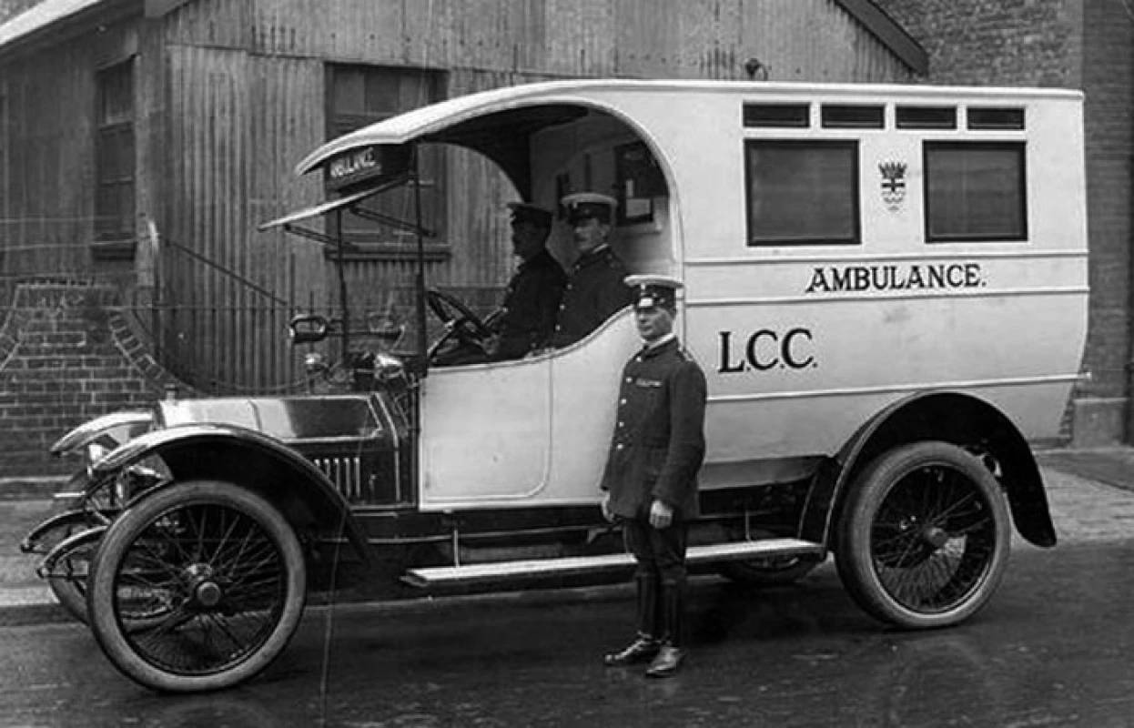 Sanitní automobil, Londýn 1925 (London Metropolitan Archives)